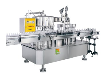 Maszyna do napełniania i zamykania jest jedną z maszyn w linii produkcyjnej mleka sojowego.