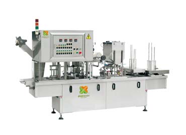 Täitmise ja sulgemise masin on üks masinatest Jaapani siidise tofu tootmisliinil.