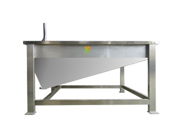 Trockensojabohnen-Absaugvorrichtung - Die Trocken-Sojabohnen-Absauganlage ist eine der Maschinen in der japanischen Seidentofu-Produktionslinie.