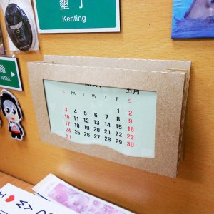 Monitoiminen magneettinen valokuvakehys työpöytäkalenterilla MG-D17