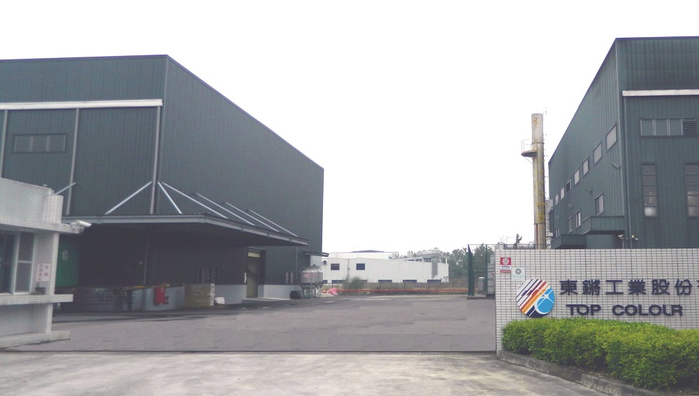 Nově modernizovaná továrna na solární okenní fólie.