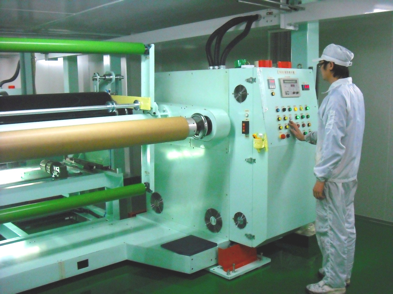 Мы имеем опыт в производстве пленки для окон, наши фабрики расположены на Тайване с новым оборудованием.