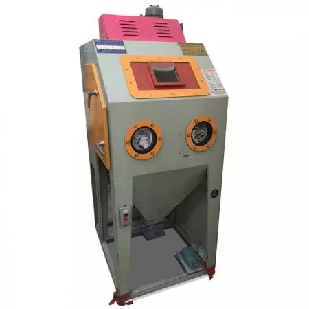 Propulsion d'un jet de matériau abrasif contre une surface pour embellir les produits.