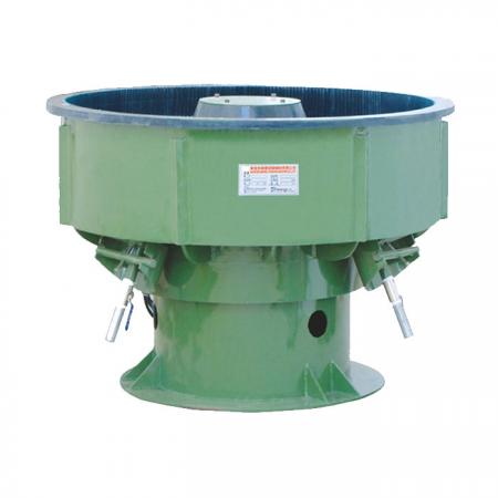 Les pièces à usiner sont placées dans le bac d'un tambour vibrant et l'action vibratoire fait frotter le média contre les pièces à usiner, ce qui meule tous les angles vifs.