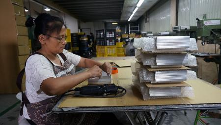 Installazione della Vite di Plastica Prima del Processo di Sabbiatura
