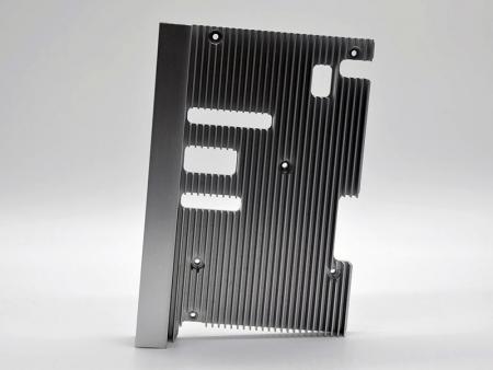 Lavorazione CNC dissipatori di calore anodizzati grigi con abrasivo.