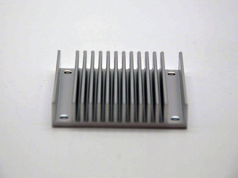 은색 양극화 열도체를 CNC 가공합니다.