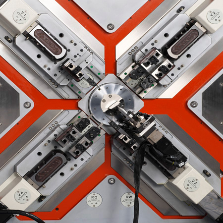 Arbeitsfeld der X-Type Federformmaschine.