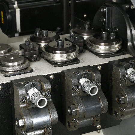 Feed set of the X-type spring forming machine.