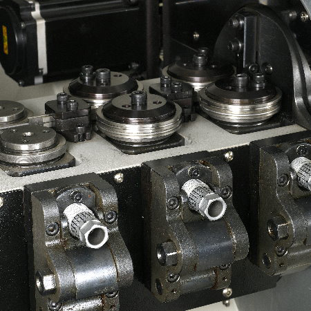 Ensemble d'alimentation de la machine de formage de ressorts de type X.