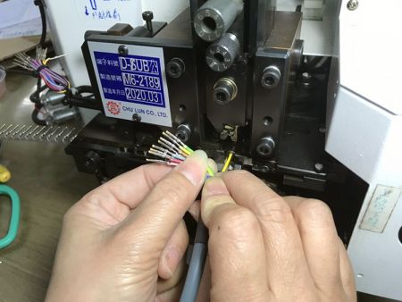 ワイヤー/ケーブル圧着サービス - 連続端子の剥離と圧着
