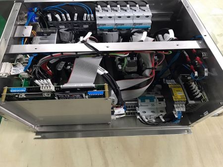Servicio de cableado y ensamblaje OEM para armarios de control eléctrico - Caja de control eléctrico de 5 ejes del brazo robótico semiconductor.