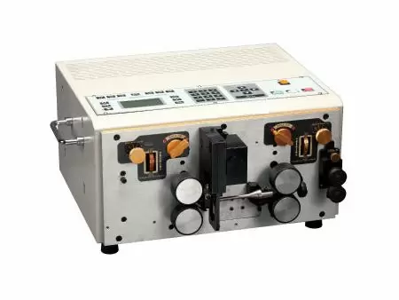 Cutting the cable and stripping the outer sheath at the same time, and with twisting function.