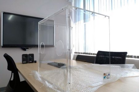 Application d'acrylique sur les barrières antivirales