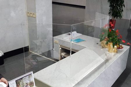 Application d'acrylique sur les barrières antivirales