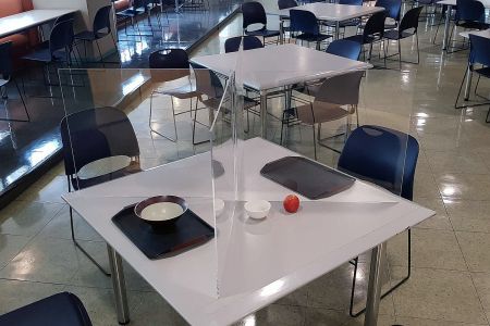 Application d'acrylique sur les barrières antivirales