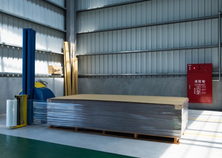 Palette en bois avec sécheur et recouverte d'un film en PE par une machine d'emballage automatique