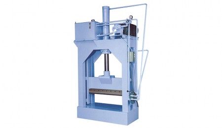 Mesin Pemotong Hidrolik - Mesin Pemotong Hidrolik digunakan untuk memotong produk plastik berukuran besar menjadi potongan-potongan kecil.