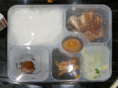 Six boîtes à lunch en plastique scellées respectueuses de l'environnement sont scellées.