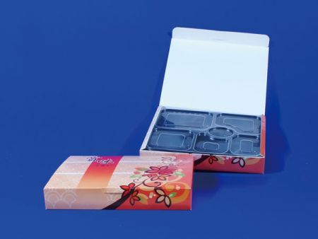 6개의 밀폐된 플라스틱 도시락 상자와 종이 도시락 상자