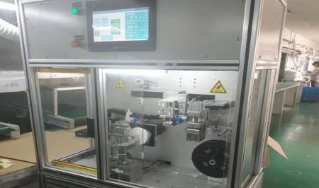 宏塑集團昆山廠導入自動化沖孔裁剪覆膜設備。