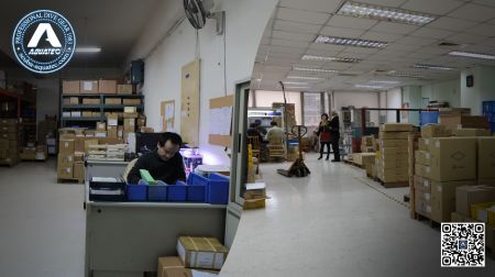 Optimalizované operace dodavatelského řetězce v továrně Aquatec umožňující rychlé dodací lhůty pro hromadné objednávky potápěčského vybavení.