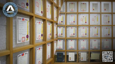 Prezentace globálních patentů Aquatec a mezinárodních designových ocenění představujících inovace v technologii potápění.