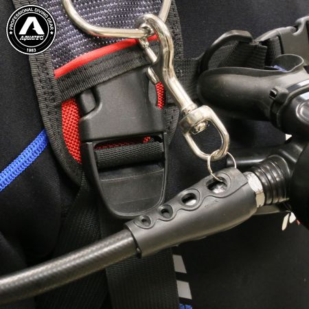 Ochránce hadice druhého stupně potápěčského dýchacího přístroje.