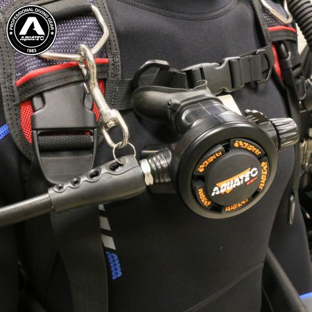 Ochránce hadice druhého stupně potápěčského dýchacího přístroje.