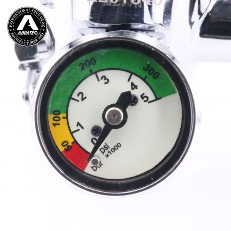 Aquatec TF-100 और TF-200 एकीकृत रेगुलेटर वाल्व नॉब के साथ स्कूबा टैंक वाल्व