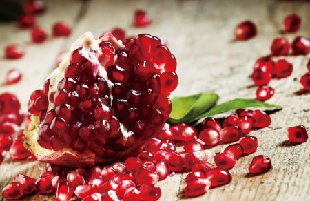 Pomegranate Extract :Anti-aging quickly replenishes the water lost in your skin, leaving the skin bright and soft.