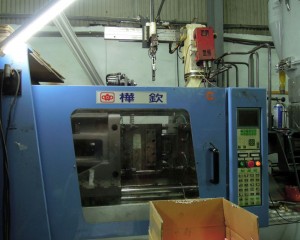 生産プロセス - . ランプカバー射出成形