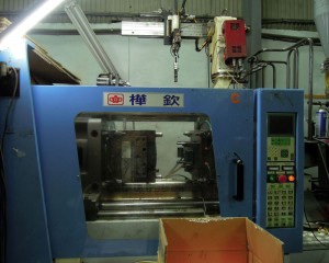 生産プロセス - . ランプカバー射出成形 1