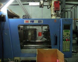 生産プロセス - . ランプカバー射出成形 3