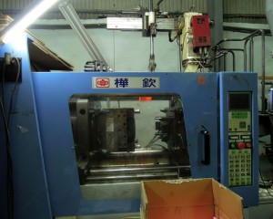 生産プロセス - . ランプカバー射出成形 4