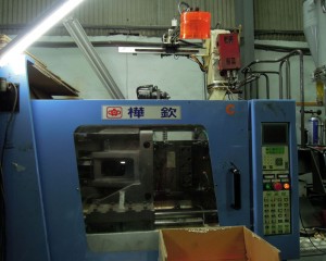 生産プロセス - . ランプカバー射出成形 6