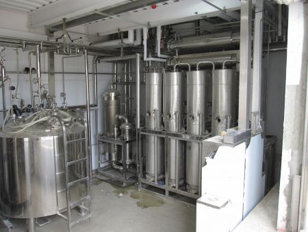 蒸留水貯蔵タンク 2000L