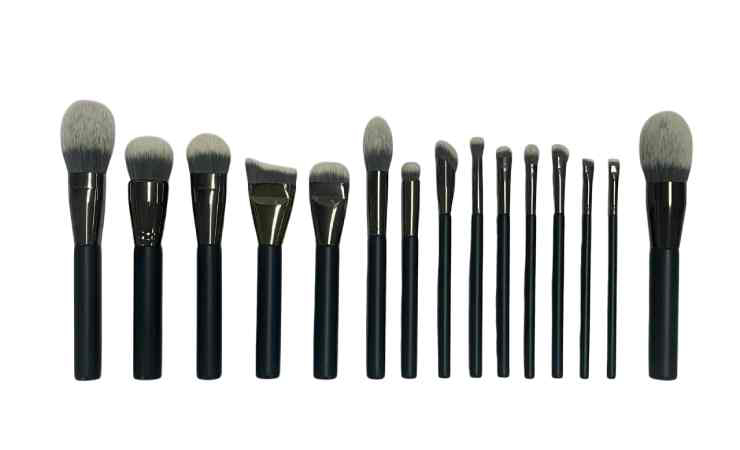 Premium bristles and refined craftsmanship ensure excellent powder pickup and results.