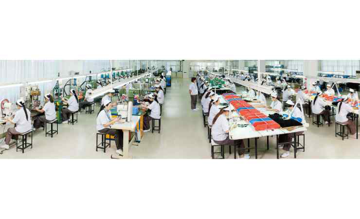 Makeup brushes are handled by skilled technicians to ensure quality.