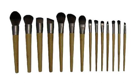 Recyclable Bamboo Eco-Friendly Makeup Brush - Recyclable bamboo brush: FSC-certified handle, vegan nylon bristles, aluminum parts; embodies sustainable beauty.