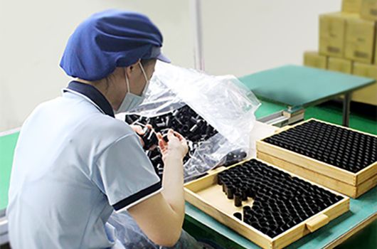 Gestione della qualità per la produzione di stampi / contenitori / involucri cosmetici