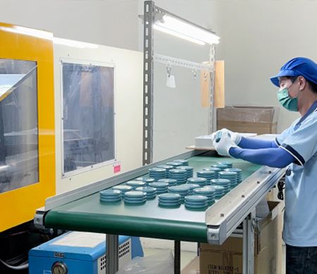 Plastic injection department in Lomei Cosmetics