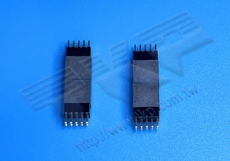 ピン 1.27mm (.05") ピッチ 二重列 垂直 180° DIP メスコネクタ付き プラグイン式