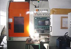 CNC Vertikale Drehmaschine <V300>. Verwendung einer Drehmaschine zur Bearbeitung der konkaven Seite und Einhaltung der Größentoleranz gemäß den OE-Anforderungen.