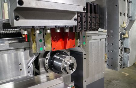 Präzisions-CNC-Maschinenspindel und Werkzeugschlitten, die die Fähigkeit zur Bearbeitung komplexer Teile demonstrieren.
