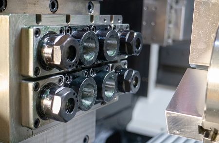 Sistema de herramientas en vivo de múltiples estaciones controlado por FANUC para mecanizado de torneado-fresado de alta eficiencia.