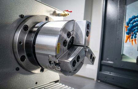 Equipado con sistema CNC FANUC.