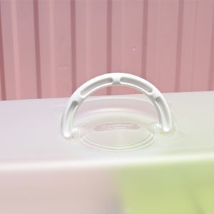 Плоская верхняя часть и ручка, сидящая на одном уровне для легкой укладки