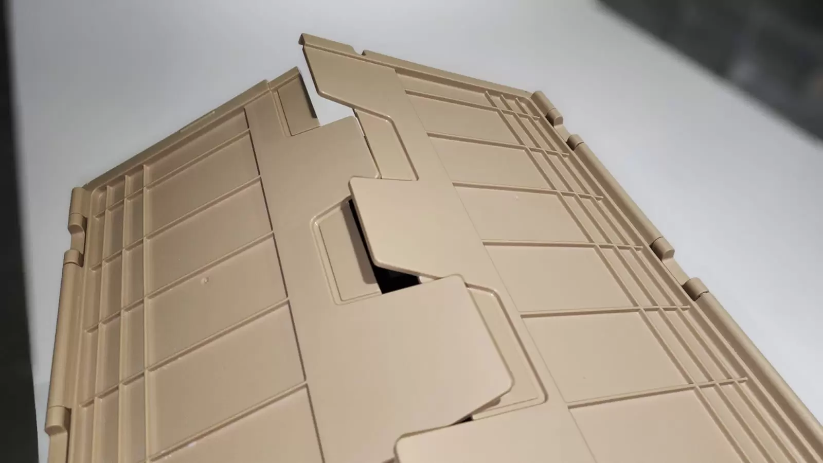 Storage bin with hinged lid