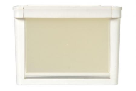 Caja de almacenamiento con puerta abatible de 13L en color blanco.